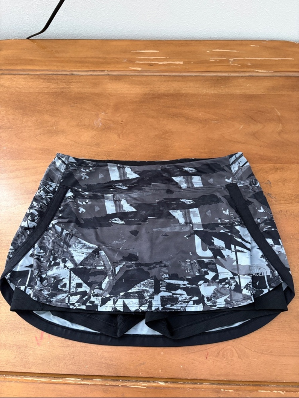 The North Face Women’s Black & Gray Patterned Athletic Skort Size Small